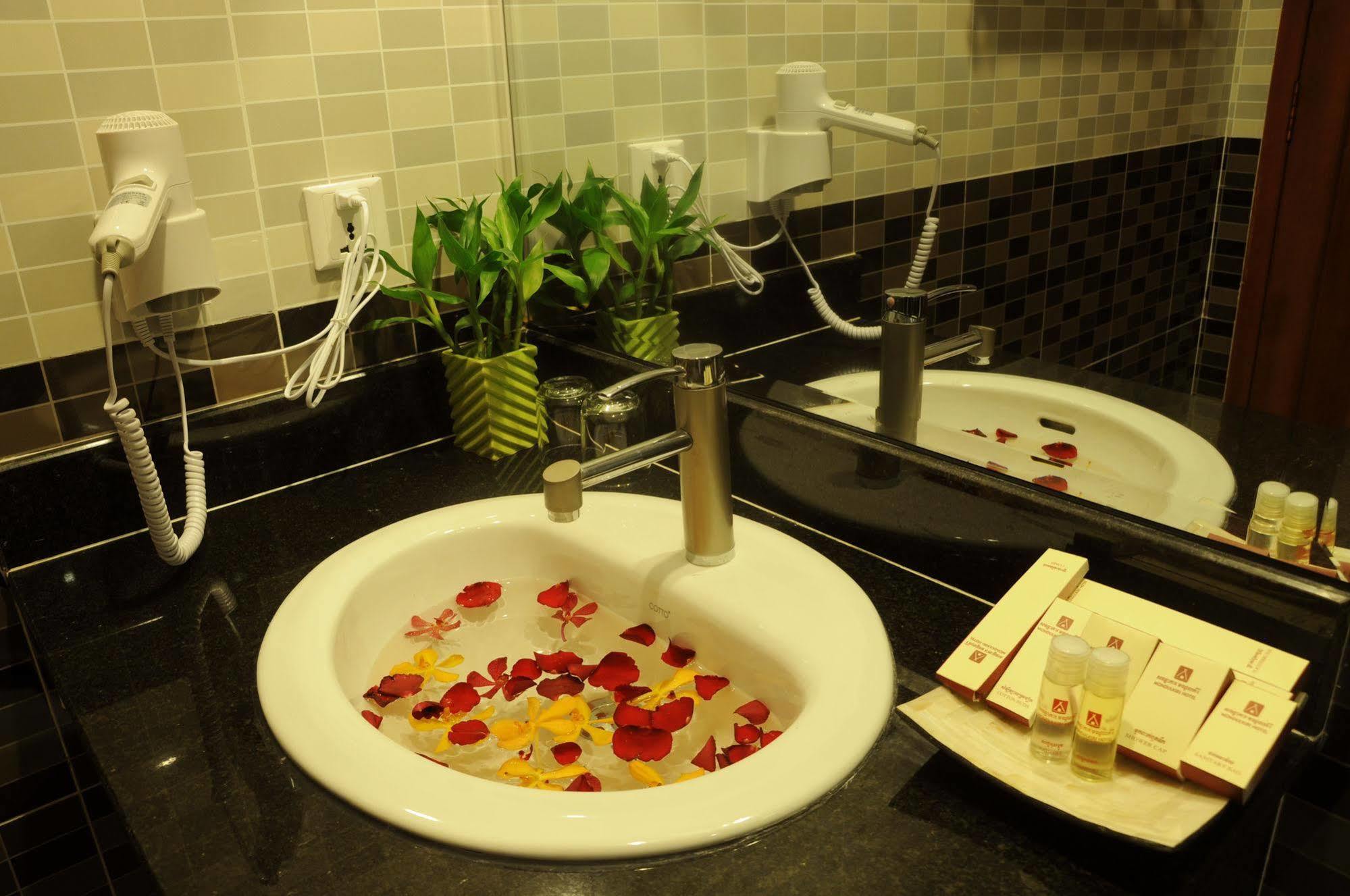 V N E Hotel Phnom Penh Ngoại thất bức ảnh