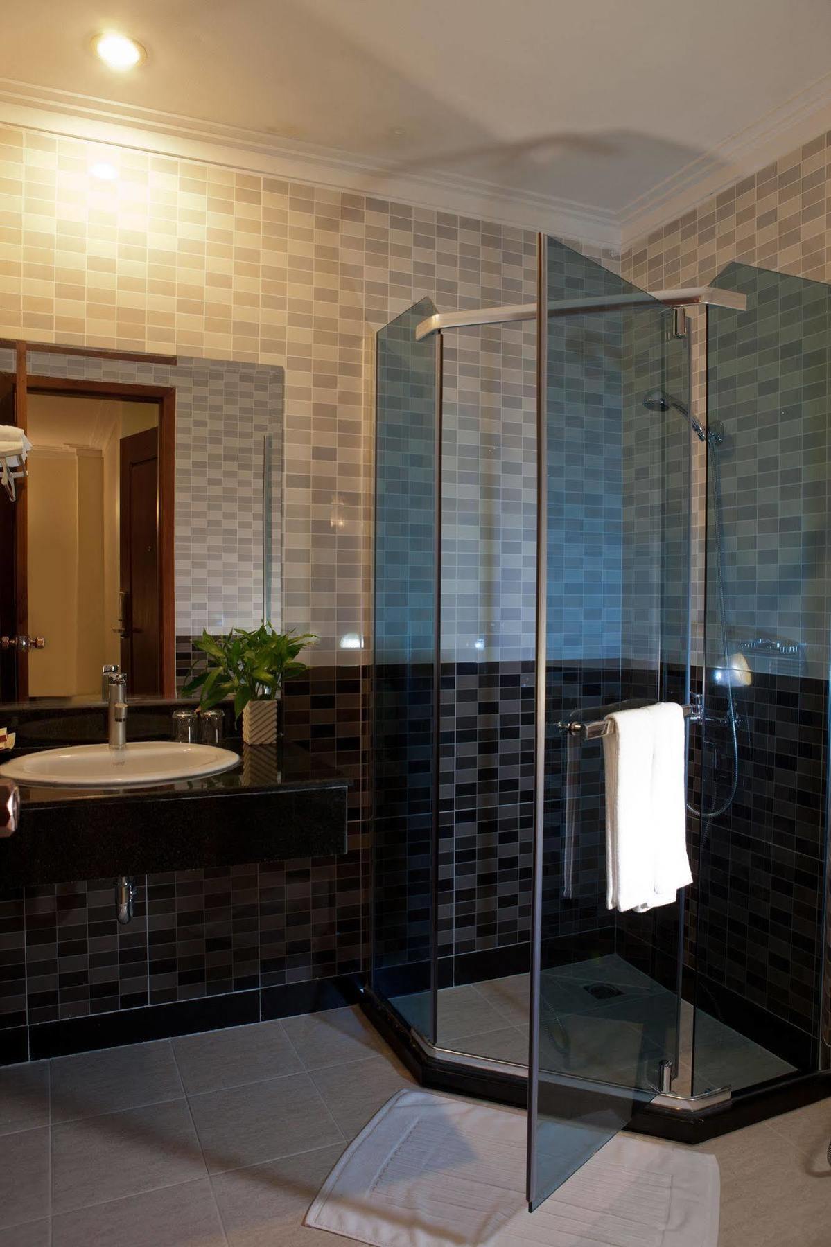 V N E Hotel Phnom Penh Ngoại thất bức ảnh