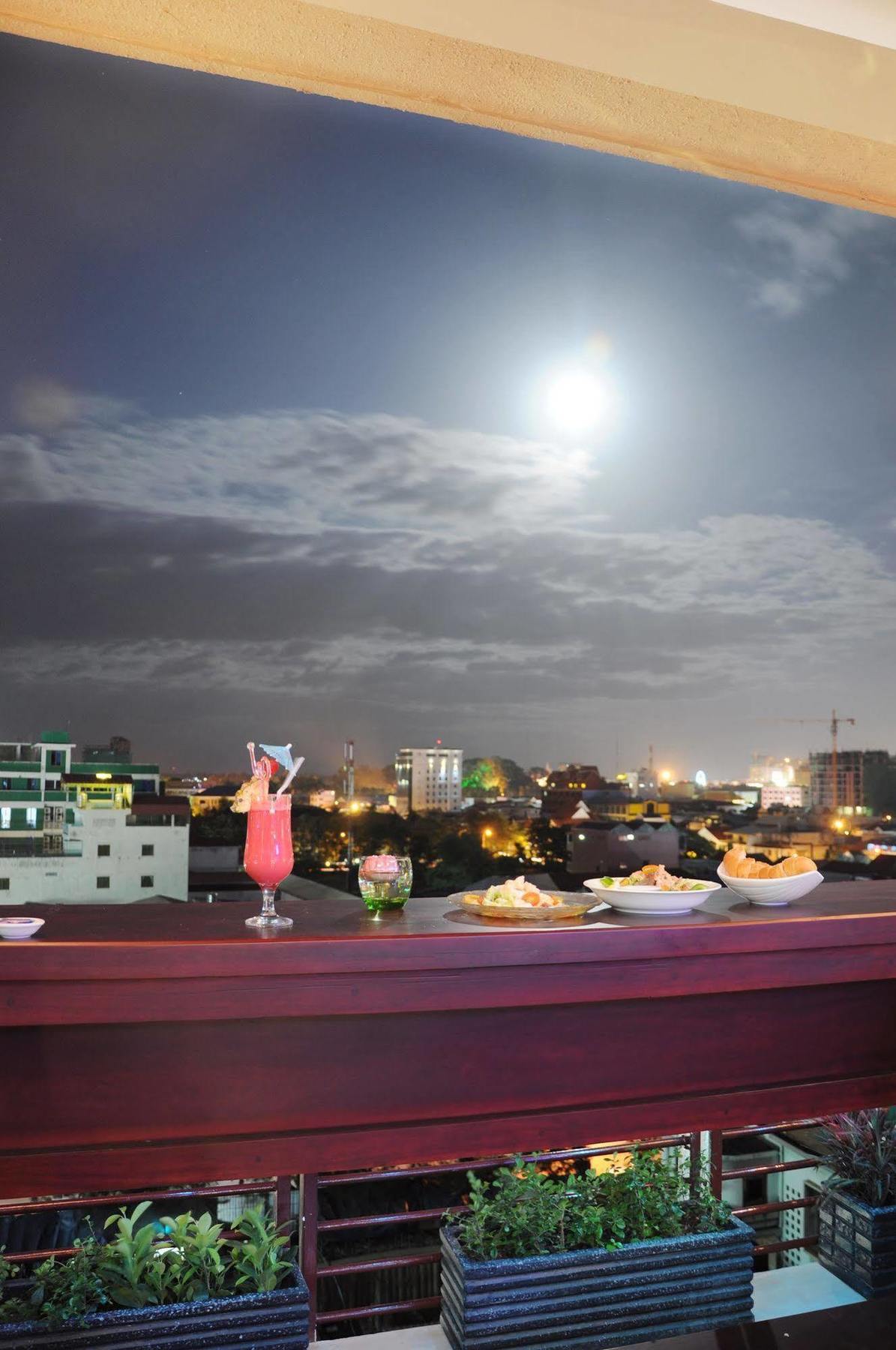 V N E Hotel Phnom Penh Ngoại thất bức ảnh