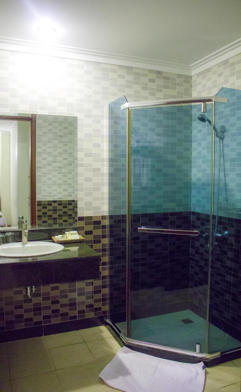 V N E Hotel Phnom Penh Ngoại thất bức ảnh